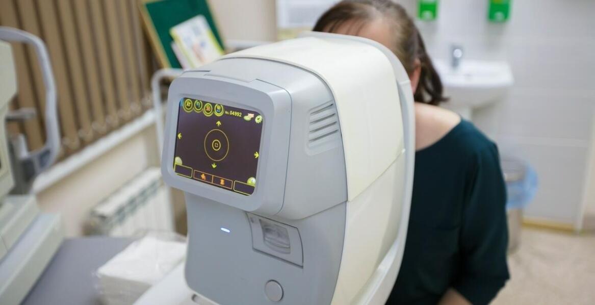 Jakie są różnice między badaniem wzroku u optometrysty a okulisty?