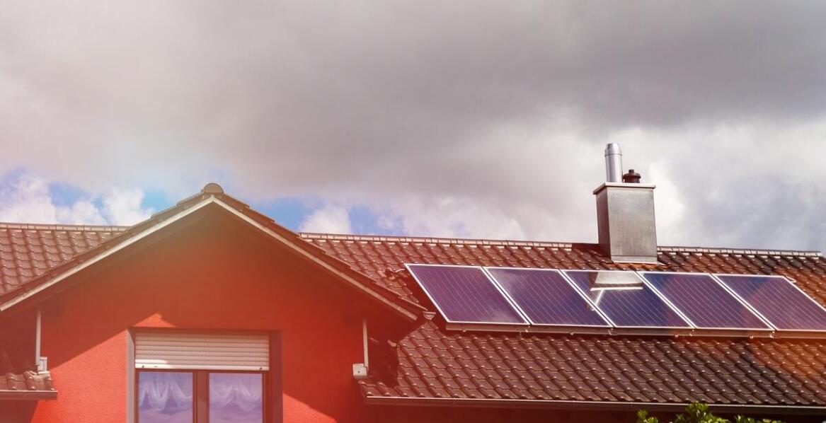 Montaż paneli słonecznych - korzyści dla środowiska i portfela