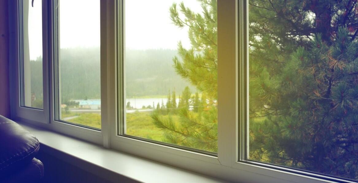 Okna drewniane - jak wpływają na komfort akustyczny i izolację termiczną wnętrza?