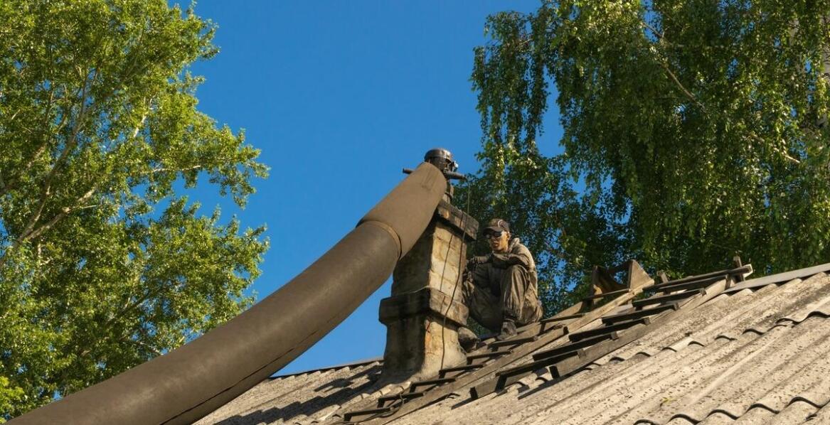Prace na wysokości - jakie są wymagania dla pracowników montujących kominy?