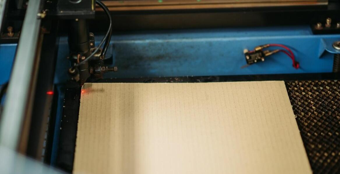 Jakie technologie stosowane są w produkcji pudeł kartonowych?