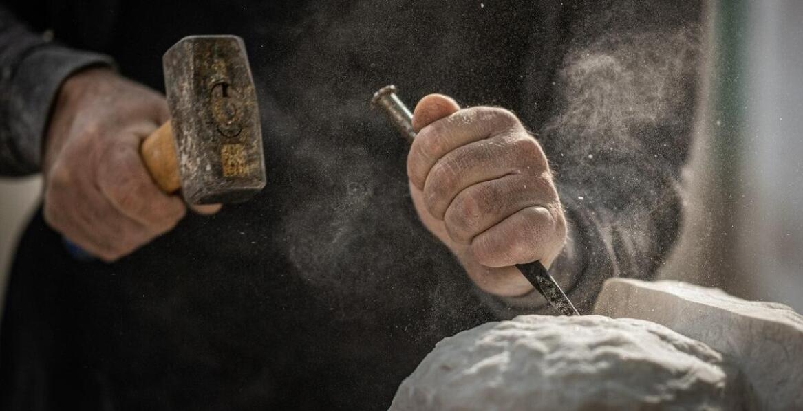 Kamieniarstwo artystyczne – jak powstają unikalne dzieła z kamienia?