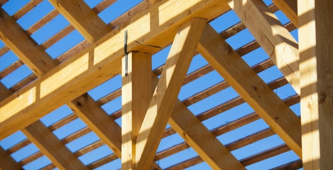 Dlaczego drewno C24 warto wybrać do konstrukcji dachu?