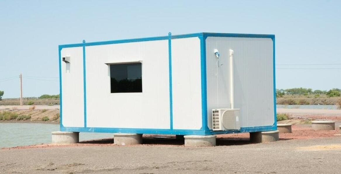 Jak bezpiecznie przetransportować kontenery budowlane?