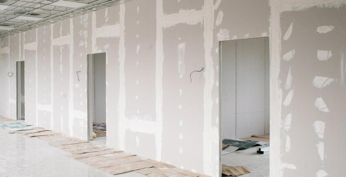 Jakie są różnice między ściankami przemysłowymi a ścianami zewnętrznymi?