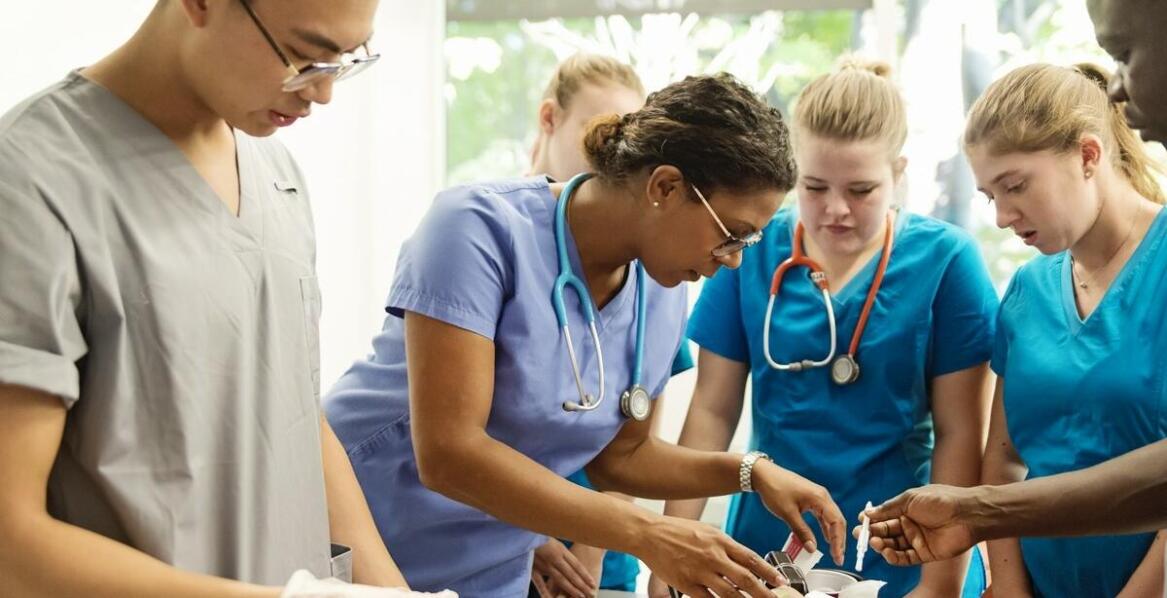 Jak wybrać odpowiednie szkolenie dla personelu pracowni endoskopowej?