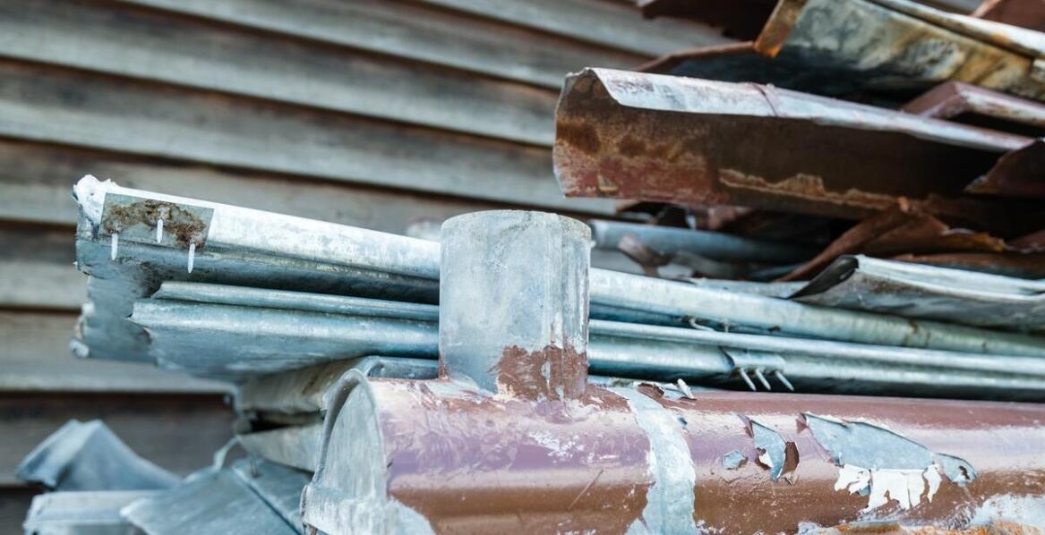 Rodzaje akcesoriów dachowych - jakie elementy są niezbędne przy montażu dachu?