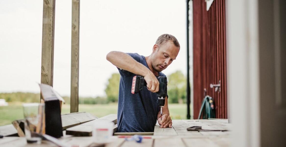 Jak prawidłowo zamontować balustradę? Wskazówki dla amatorów i profesjonalistów