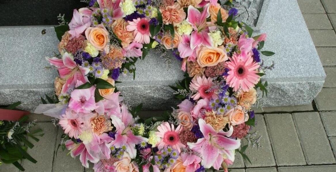 Czym wieniec różni się od wiązanki pogrzebowej?