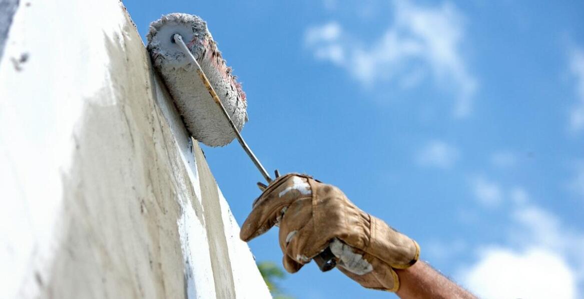 Wybór farby do malowania dachówki betonowej - jakie parametry są najważniejsze?