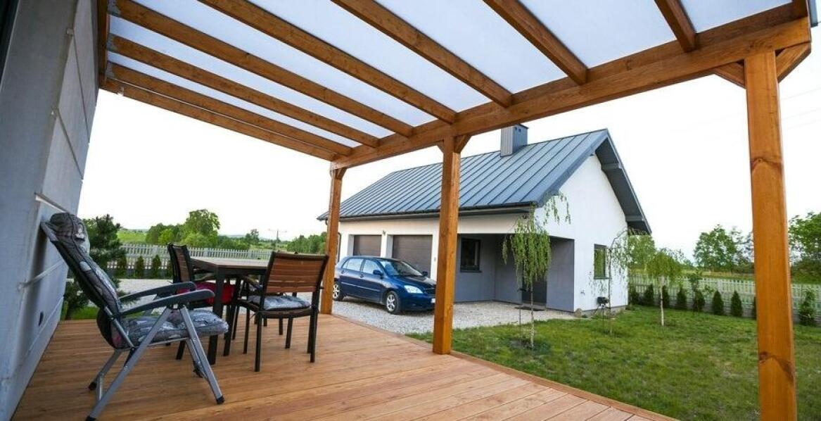 Czy warto zainwestować w zadaszenie tarasu z automatycznym sterowaniem?