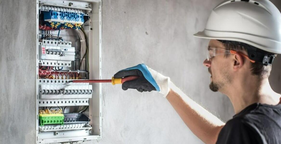 Jakie są korzyści z regularnego przeglądu instalacji elektrycznej?