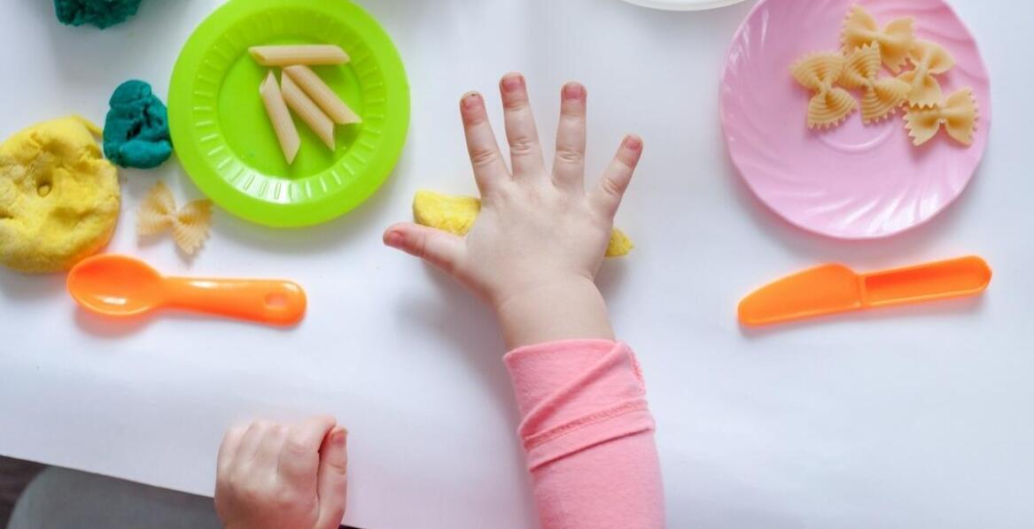 Nauka samodzielnego jedzenia - jak silikonowe sztućce wspomagają rozwój dziecka?