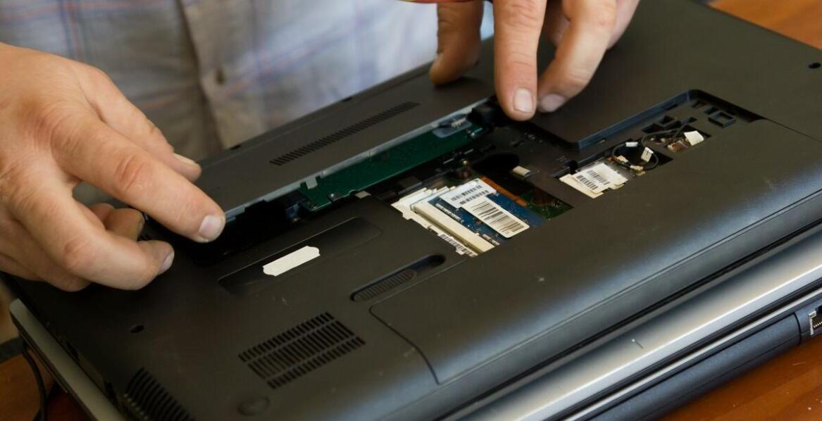 Naprawa laptopów po upadku - jakie są możliwości i koszty w Mysłowicach?