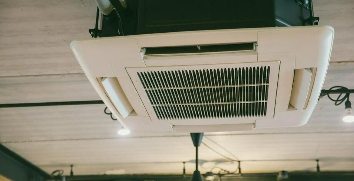 Klimatyzacja w obiektach przemysłowych - jakie są jej zalety?