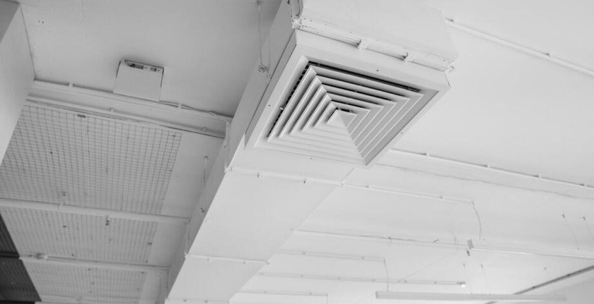 Jak zapewnić odpowiednią wentylację i klimatyzację w pawilonie handlowym z kontenera z WC?