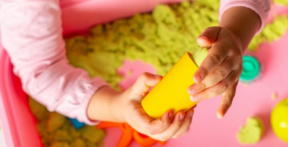 Znaczenie zajęć sensorycznych dla rozwoju mowy i komunikacji u dzieci w żłobku prywatnym