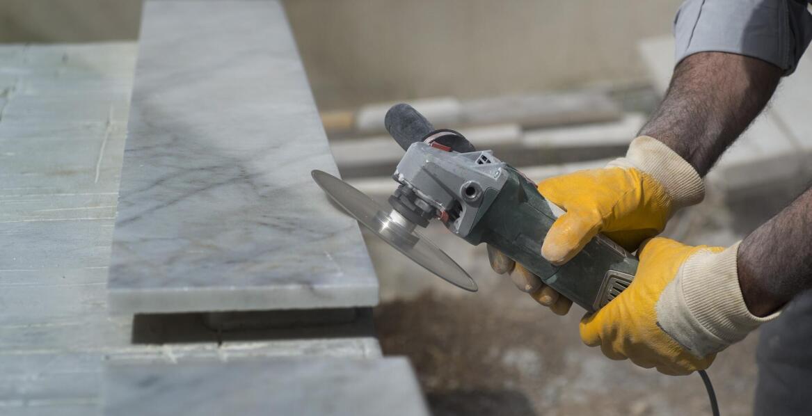 Jakie narzędzia są niezbędne w pracy kamieniarza?