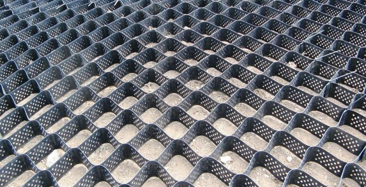 W jaki sposób geokrata komórkowa poprawia stabilność gruntów?