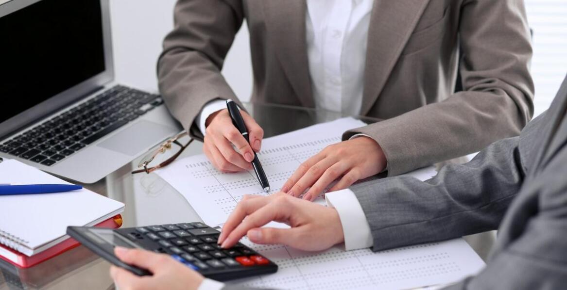 Jak skutecznie zarządzać kadrą i płacami we współpracy z biurem rachunkowym?