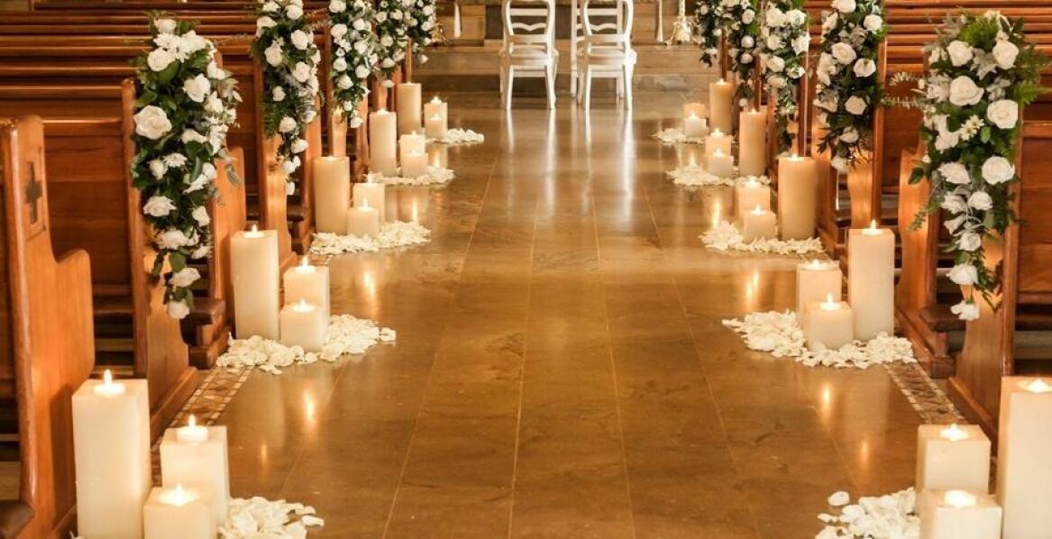 Jakie są najnowsze trendy w dekoracjach kościołów na ślub?