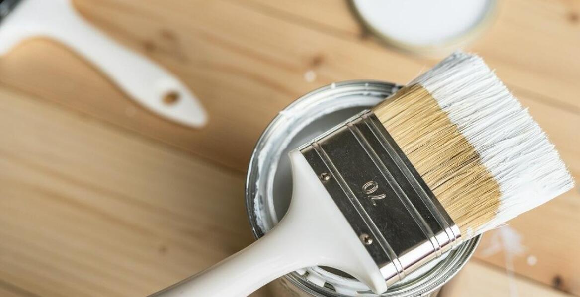 Na czym polega różnica między farbami stolarskimi a farbami do innych powierzchni?