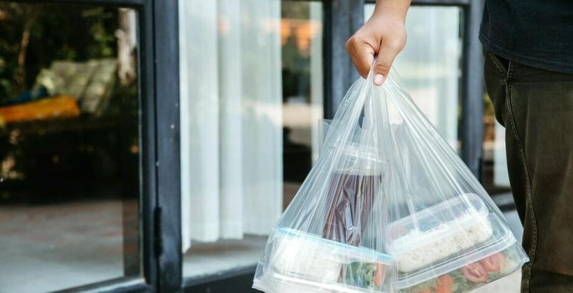 Czy warto korzystać z usług dostawy jedzenia na wynos?