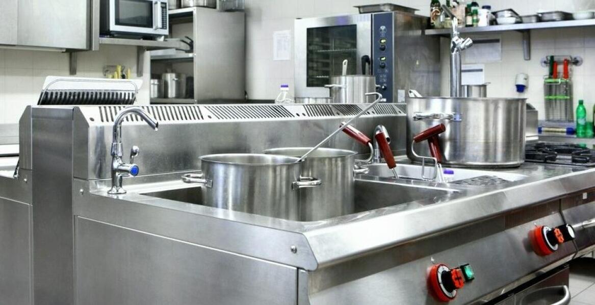 Jakie urządzenia gastronomiczne przydadzą się w restauracji?