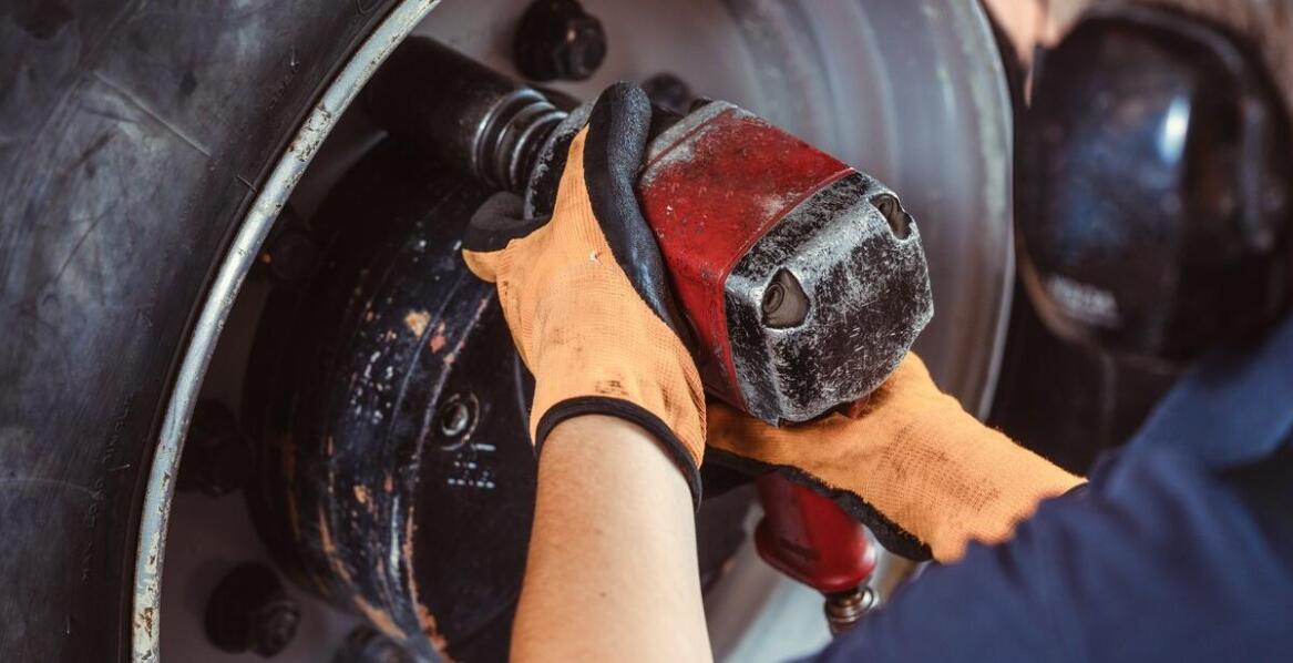 Szybka wymiana oleju w TIR-ach dzięki serwisowi mobilnemu