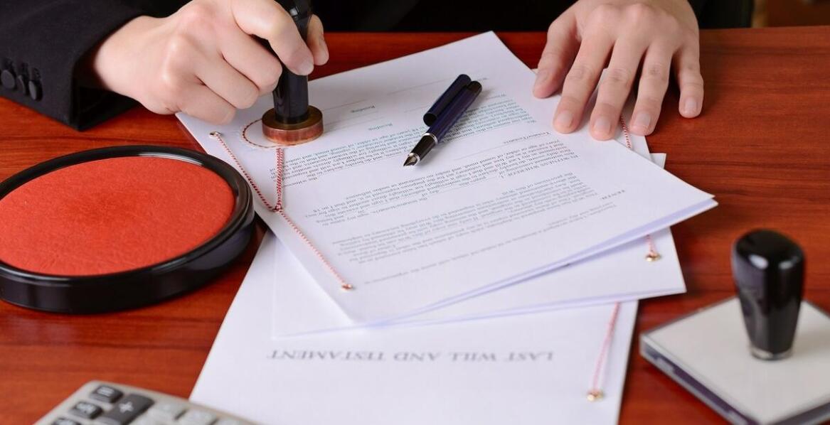 Na czym polega rola notariusza w procesie zawierania umów?