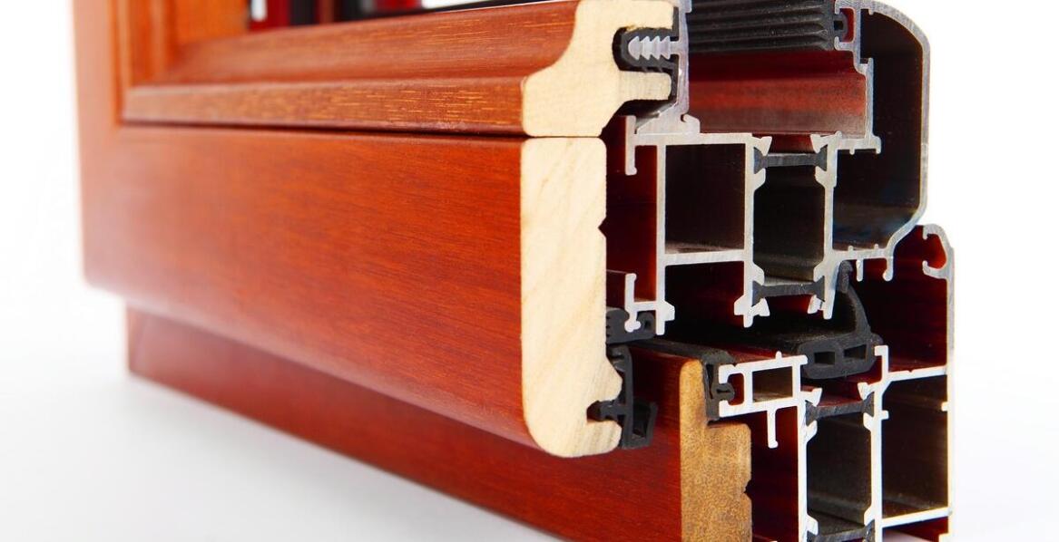 Jakie są różnice między montażem okien drewnianych a plastikowych?