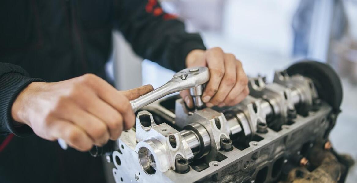 Naprawa podzespołów samochodów ciężarowych - jak to się ma do regeneracji silników sportowych?