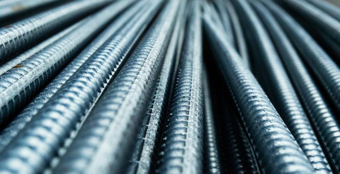 Właściwości i zalety stali zbrojeniowej w konstrukcjach budowlanych