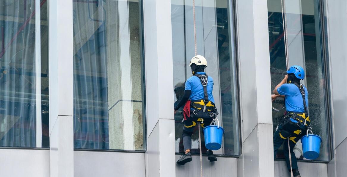 Czy mycie okien na wysokościach warto zlecić specjalistom?