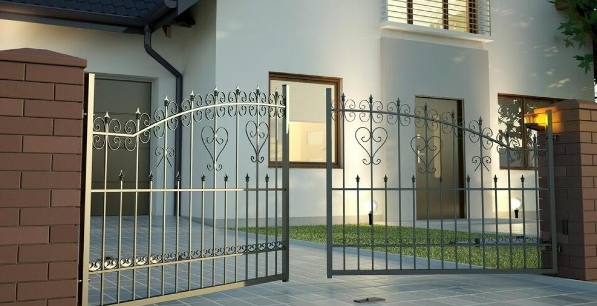 Jakie są warianty bram wjazdowych do ogrodzeń ażurowych?