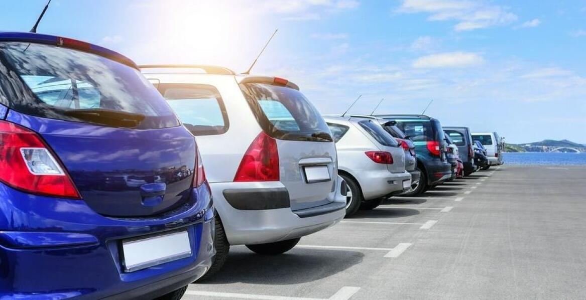 Dlaczego warto zostawić auto na parkingu przy lotnisku w Warszawie?