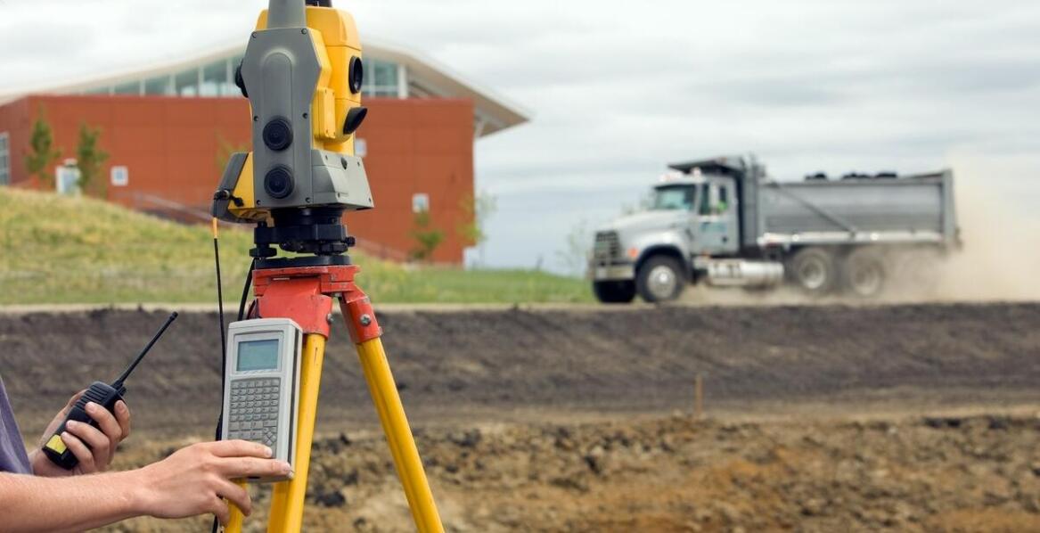 Porady geodezyjne: kiedy warto skorzystać z konsultacji specjalisty?