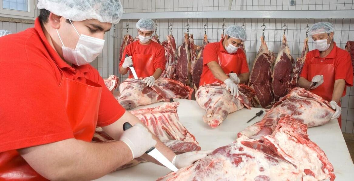 Jakie technologie i maszyny są najczęściej używane w zakładach przetwórstwa mięsnego?