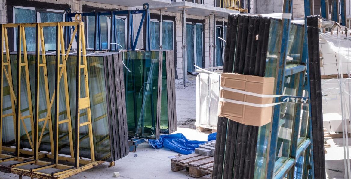 Na co zwrócić uwagę przy zakupie stojaków do okien?