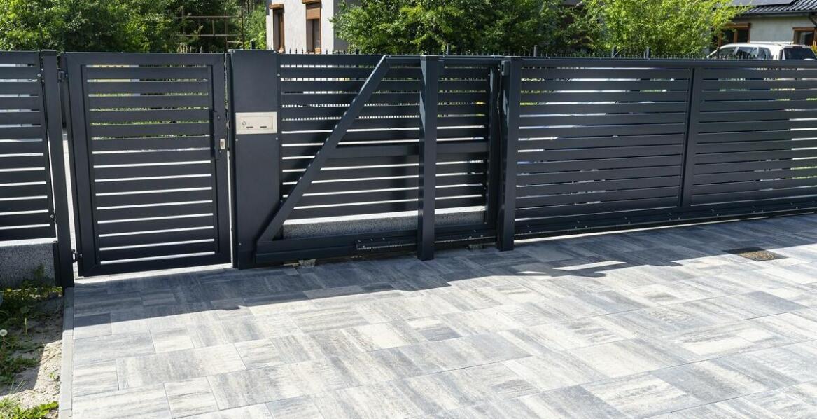 Co wpływa na wybór ogrodzenia aluminiowego do posesji?