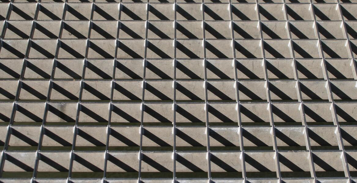 Kraty żaluzjowe - funkcjonalność i design w przemyśle budowlanym