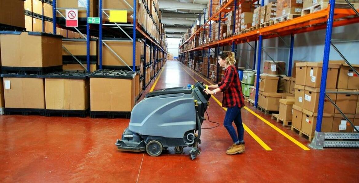 Jaki rodzaj zabrudzeń można spotkać w magazynie?