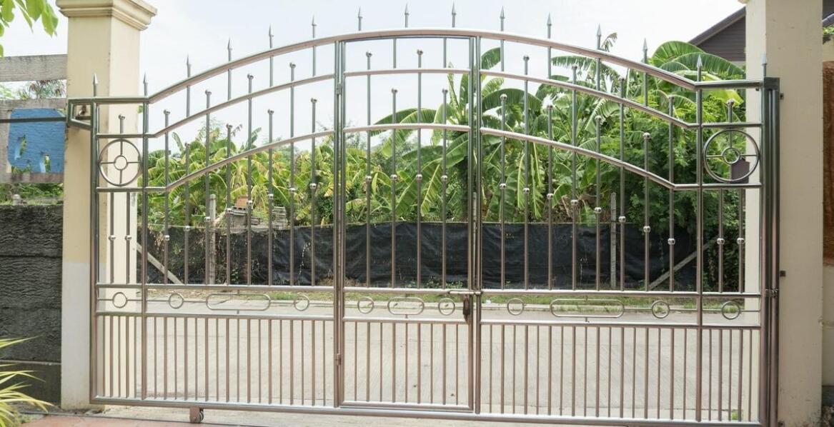 Brama wjazdowa jako element architektury domu: jak dopasować styl i materiały