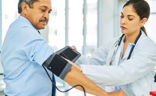 Jakie są główne obowiązki lekarza medycyny pracy?