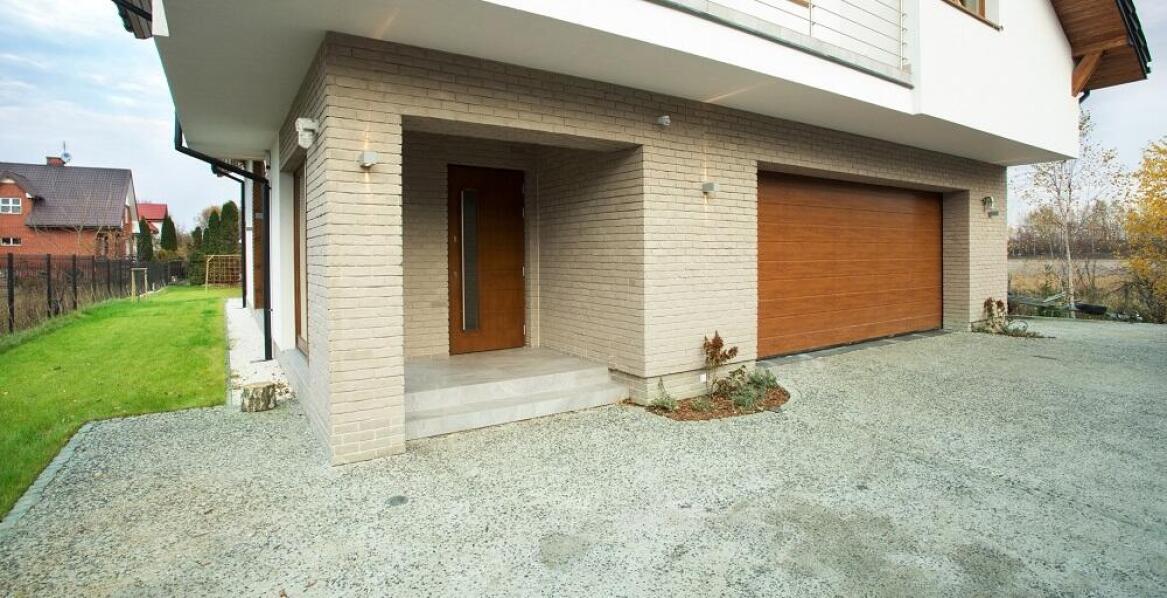 Czy drewniane drzwi zewnętrzne to dobry wybór do domu?