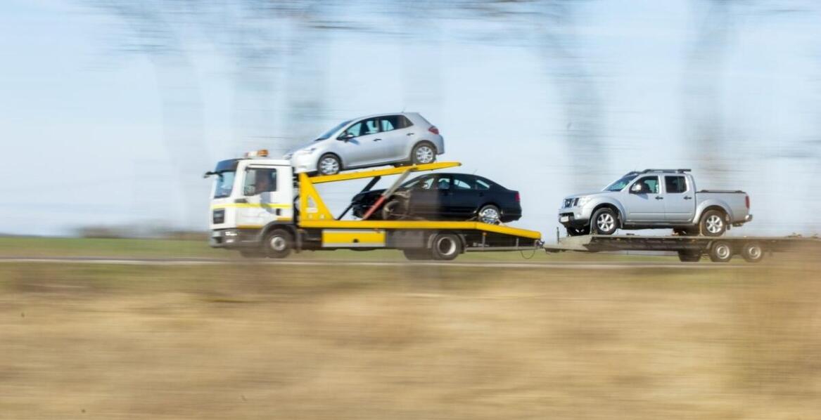 Holowanie samochodów z awarią skrzyni biegów - co warto wiedzieć?