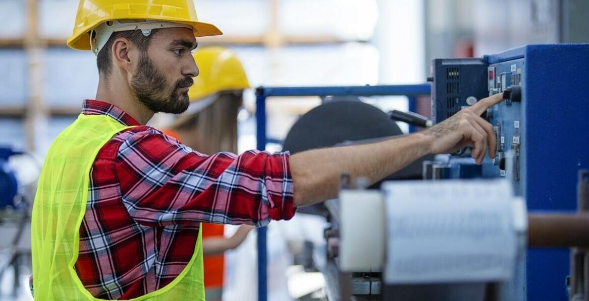 Budowa szaf sterujących i paneli operatorskich: kluczowe elementy automatyki przemysłowej
