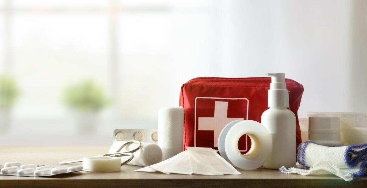 Jak powinna być wyposażona apteczka w biurze?
