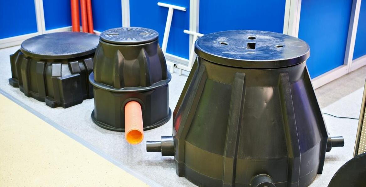 Jakie są zalety przydomowych oczyszczalni ścieków w porównaniu do tradycyjnych systemów kanalizacyjnych?