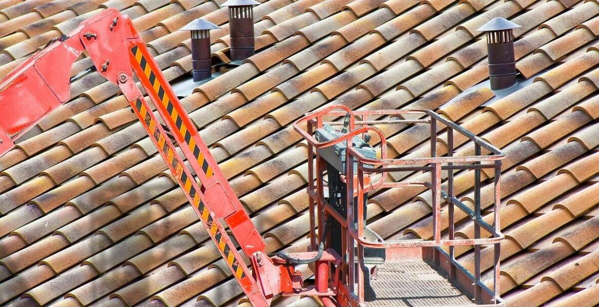 Malowanie dachów z płytek bitumicznych - jakie są wytyczne i ograniczenia?